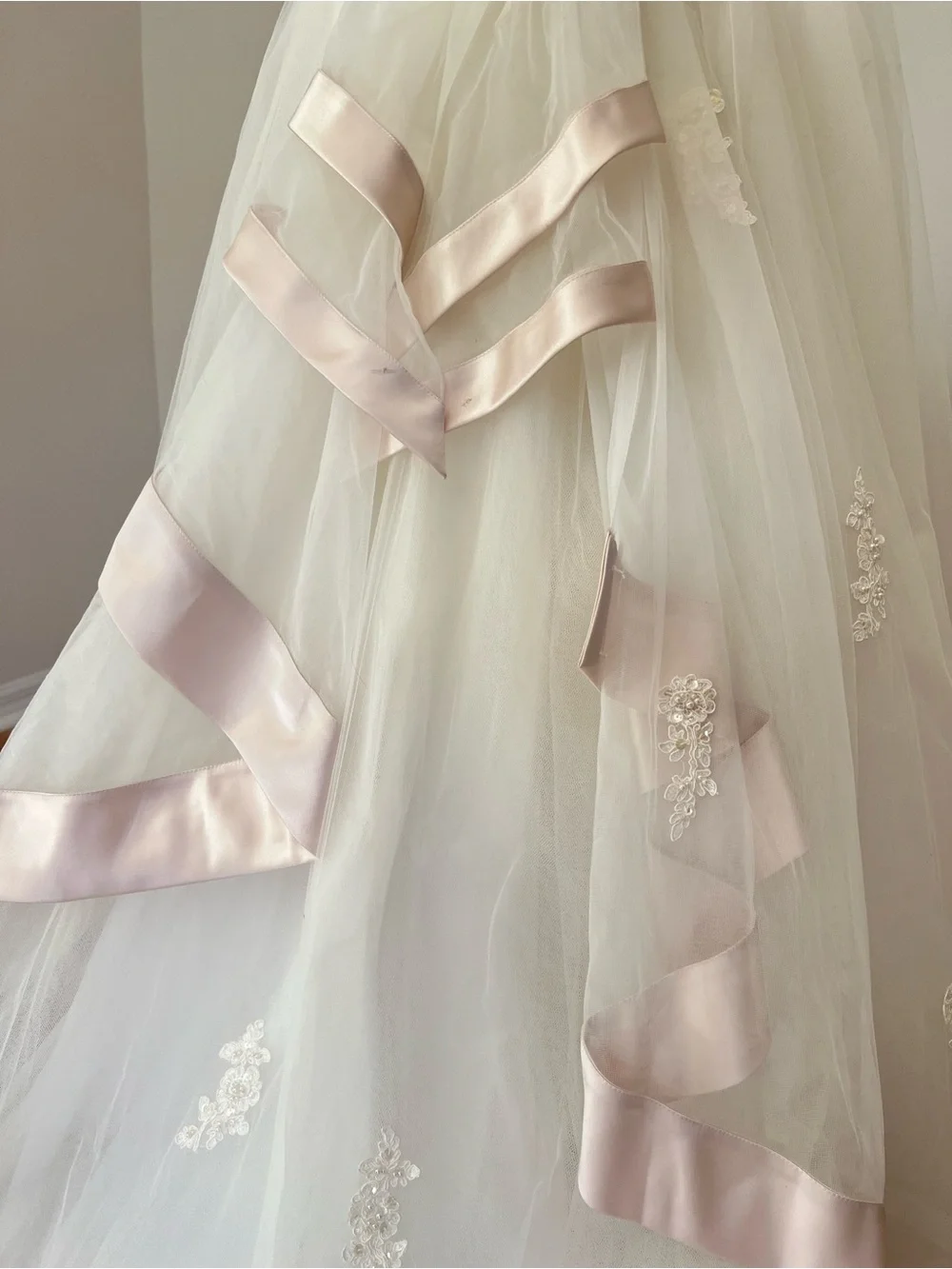 Vintage David's Bridal Michelangelo 2295E Size 8 Ivory Gown w/ Veil
